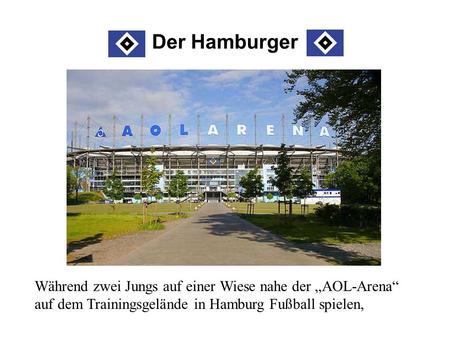 Während zwei Jungs auf einer Wiese nahe der AOL-Arena auf dem Trainingsgelände in Hamburg Fußball spielen, Der Hamburger.