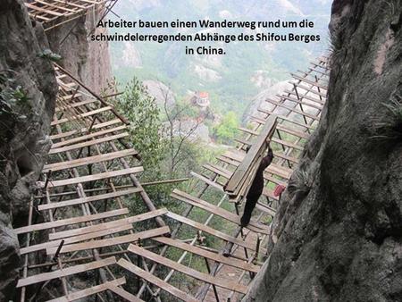 In tausenden Metern von schwindelerregenden Höhen des Shifou Berges, in der Provinz Hunan baut ein Team von Mitarbeitern einen Fußweg ohne besondere Sicherheitsvorkehrungen.