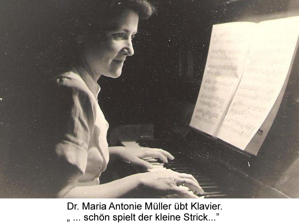 Dr. Maria Antonie Müller übt Klavier.