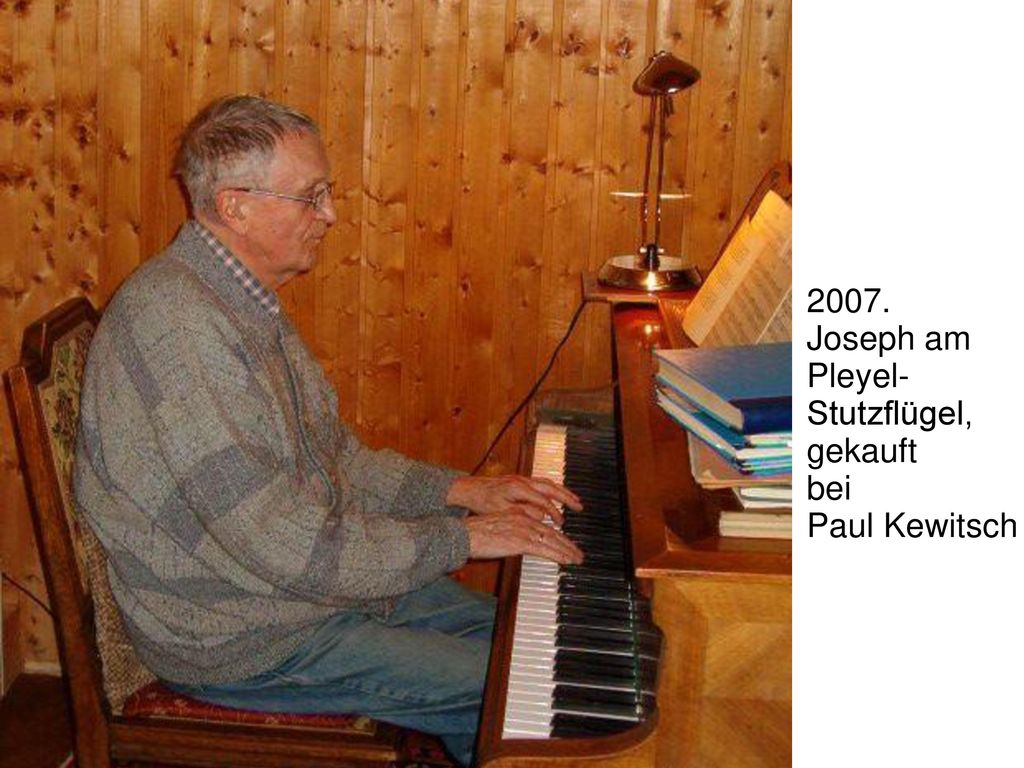 2007. Joseph am Pleyel- Stutzflügel, gekauft bei Paul Kewitsch