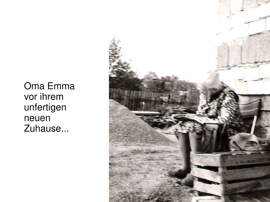 Oma Emma vor ihrem unfertigen neuen Zuhause...