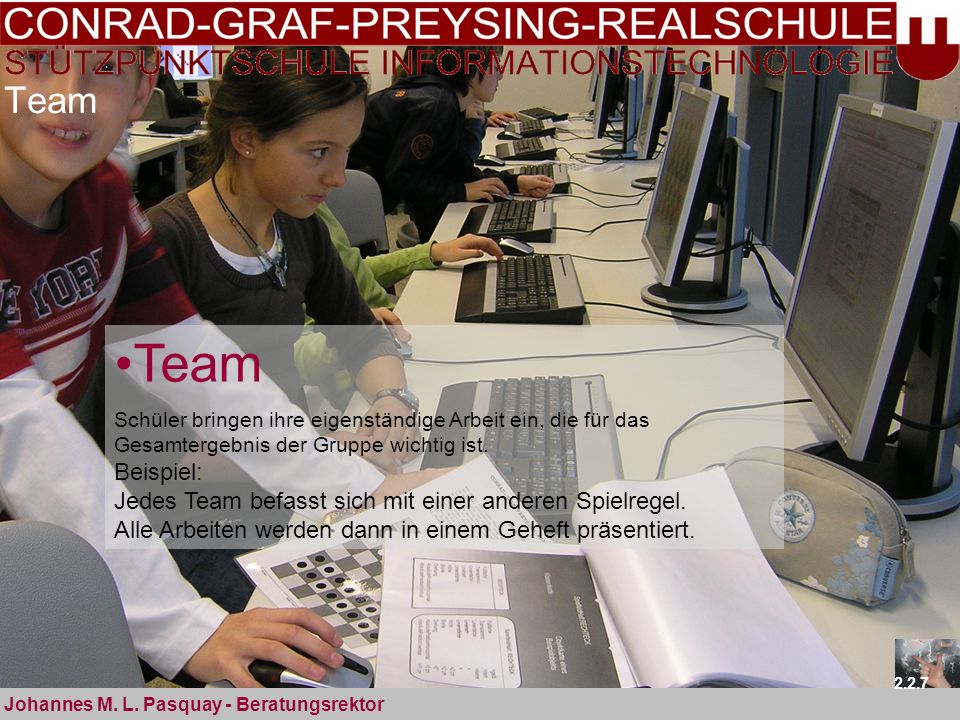 Team Team. Schüler bringen ihre eigenständige Arbeit ein, die für das Gesamtergebnis der Gruppe wichtig ist.