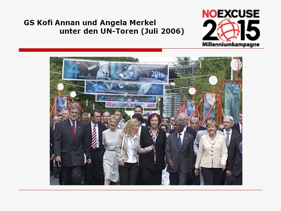 GS Kofi Annan und Angela Merkel unter den UN-Toren (Juli 2006)