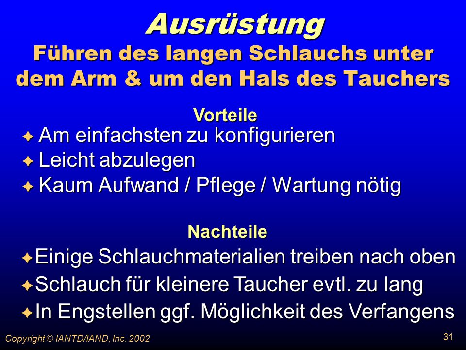 Ausrüstung Führen des langen Schlauchs unter dem Arm & um den Hals des Tauchers