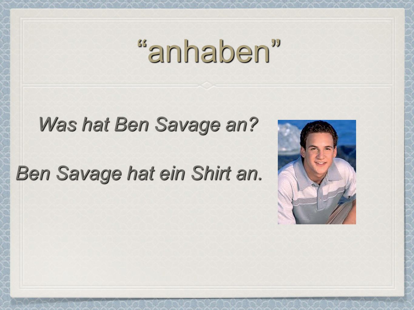 Ben Savage hat ein Shirt an.