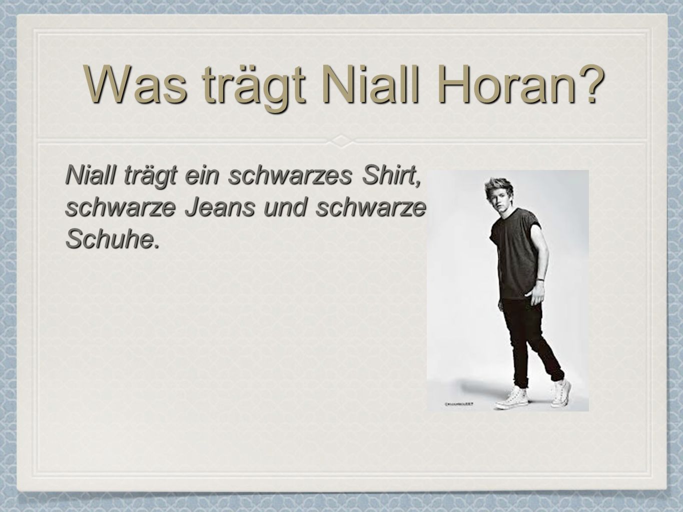 Was trägt Niall Horan Niall trägt ein schwarzes Shirt,