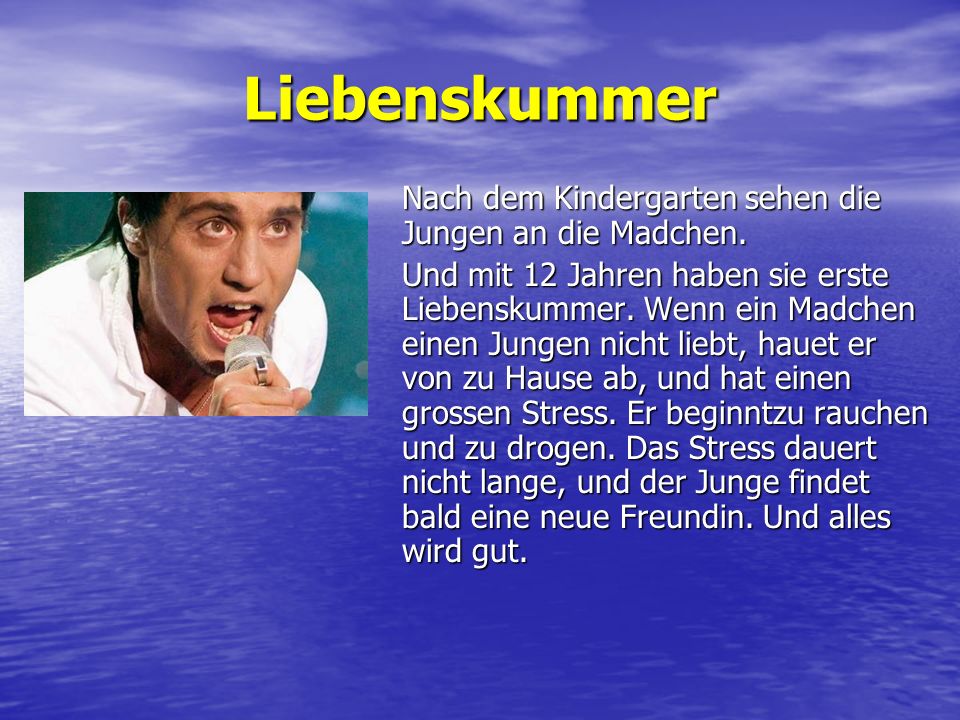 Liebenskummer Nach dem Kindergarten sehen die Jungen an die Madchen.
