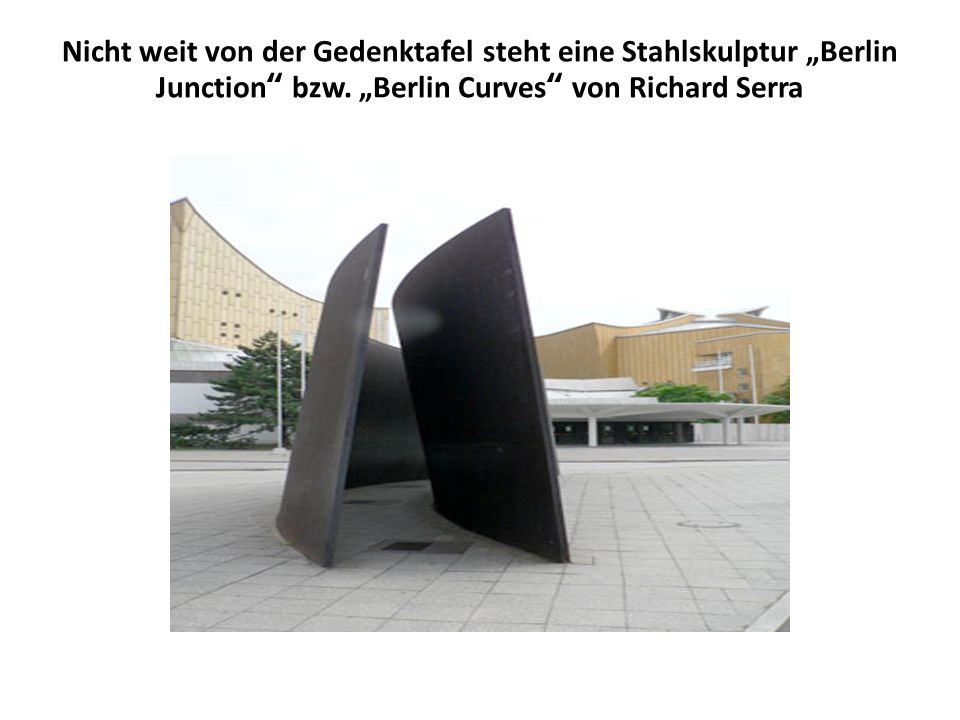 Nicht weit von der Gedenktafel steht eine Stahlskulptur „Berlin Junction bzw.