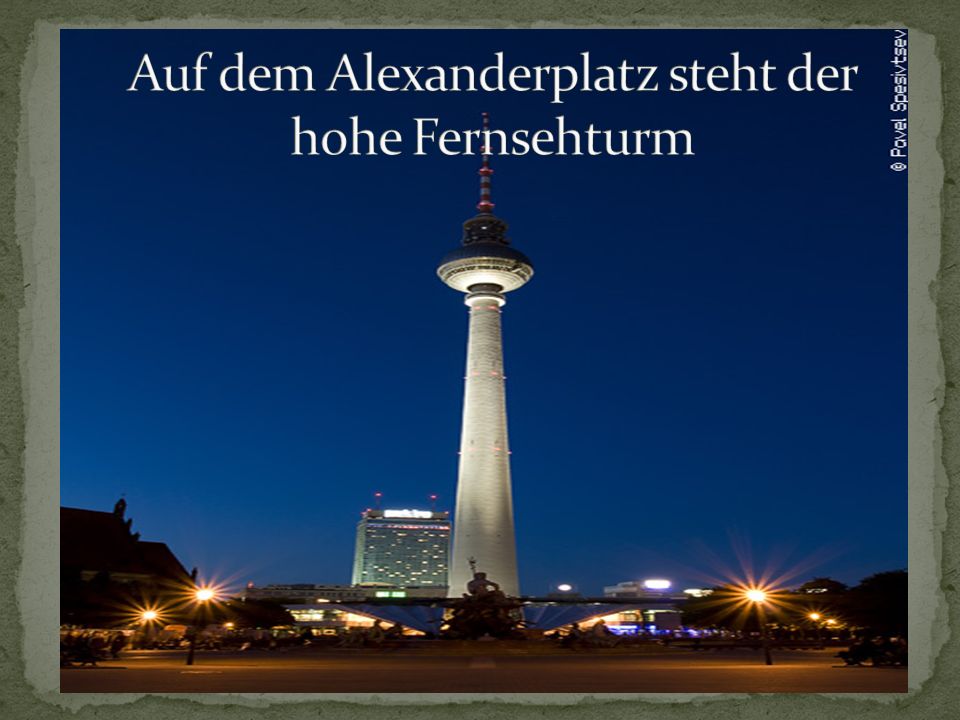 Auf dem Alexanderplatz steht der hohe Fernsehturm