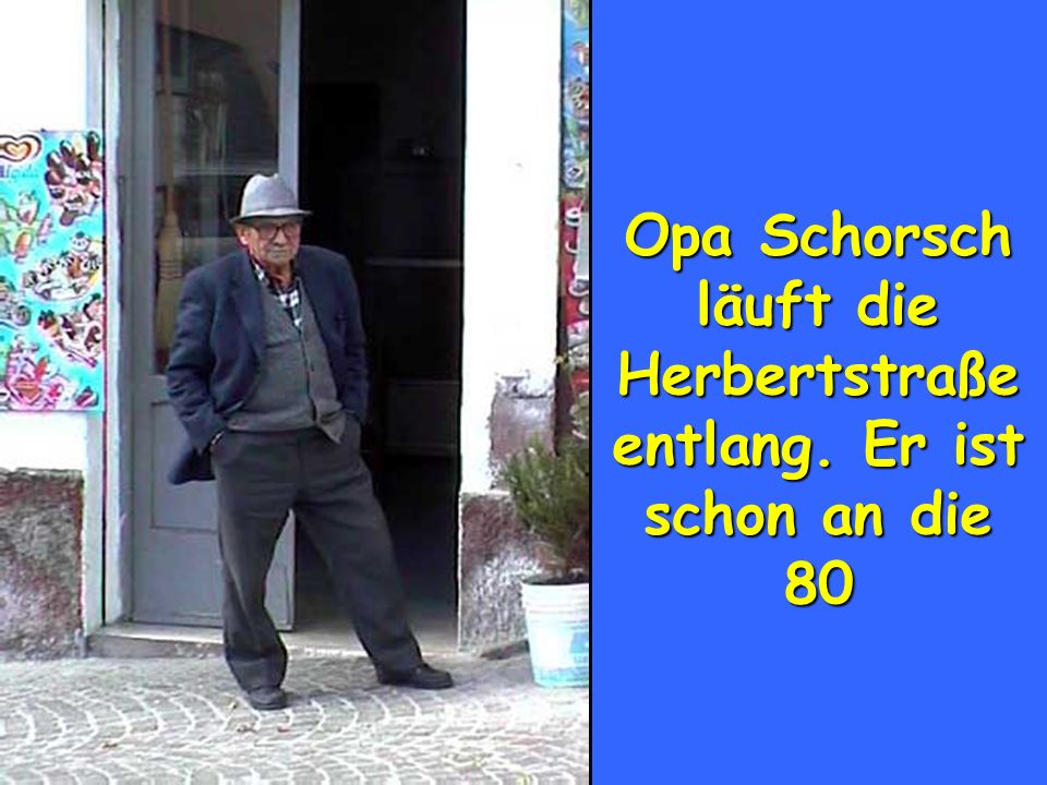 Opa Schorsch läuft die Herbertstraße entlang. Er ist schon an die 80
