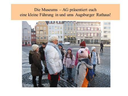 Unter dem Dach des Rathauses findest du ein Wappen.