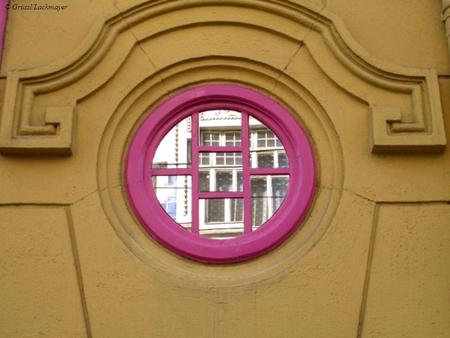 © Grüssl/Lachmayer. Rundfenster lila © Grüssl/Lachmayer.