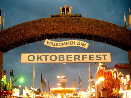 Oktoberfest in München an der Theresienwiese ist das größte Volksfest der Welt. Viele Touristen kommen aus der ganzen Welt. Jedes Jahr kommt sie mehr.
