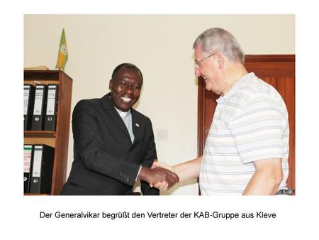 Der Generalvikar begrüßt den Vertreter der KAB-Gruppe aus Kleve