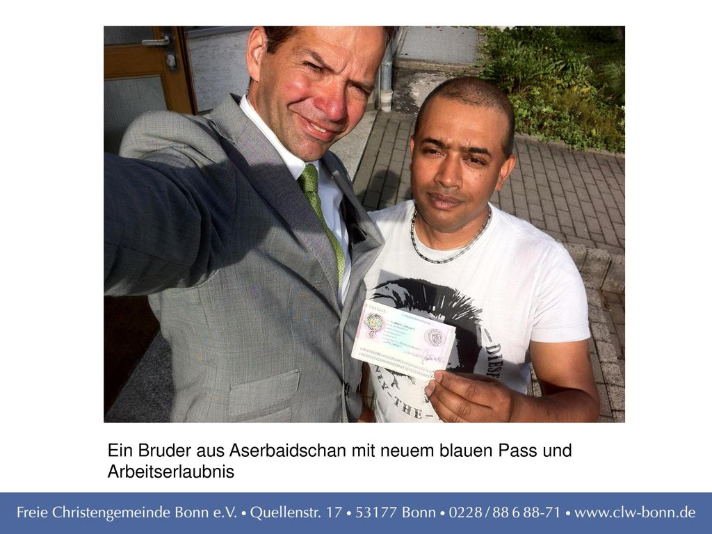 Ein Bruder aus Aserbaidschan mit neuem blauen Pass und Arbeitserlaubnis
