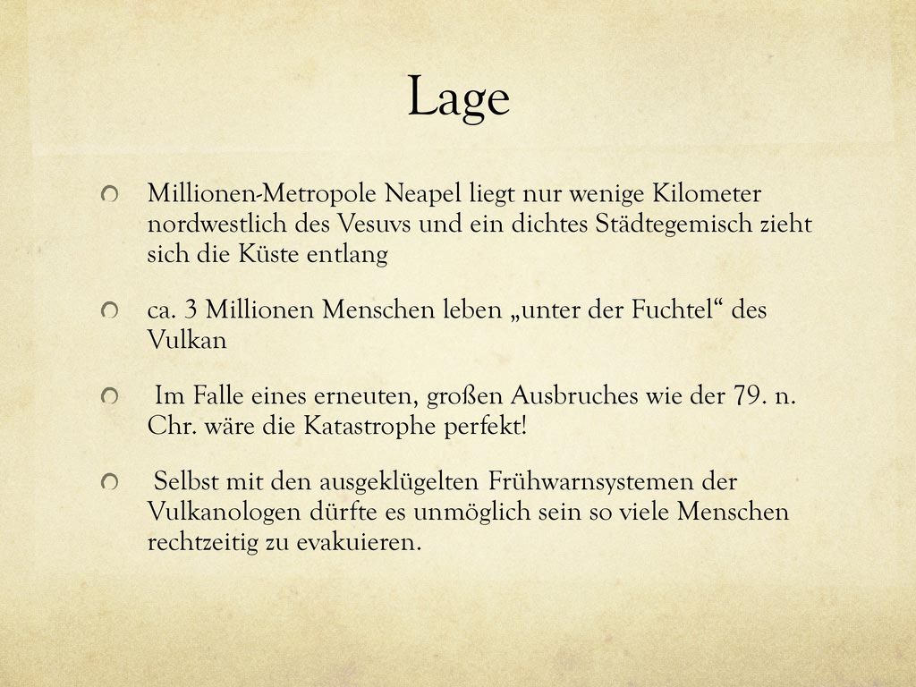Lage Millionen-Metropole Neapel liegt nur wenige Kilometer nordwestlich des Vesuvs und ein dichtes Städtegemisch zieht sich die Küste entlang.