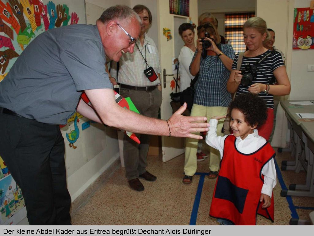Der kleine Abdel Kader aus Eritrea begrüßt Dechant Alois Dürlinger