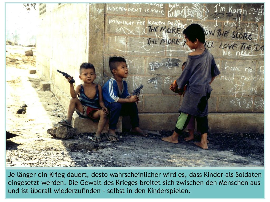 Das Foto stammt aus einem Flüchtlingslager in Thailand, in das Familien der Volksgruppe der Karen aus Myanmar geflohen sind. In Myanmar gibt es bereits seit Jahrzehnten kriegerische Auseinandersetzungen zwischen dem Militär und bewaffneten Gruppen ethnischer Minderheiten, die um mehr Autonomie und Rechte kämpfen. Eine der größten Rebellengruppen stammt aus der Volkgruppe der jahrzehntelang marginalisierten Karen.
