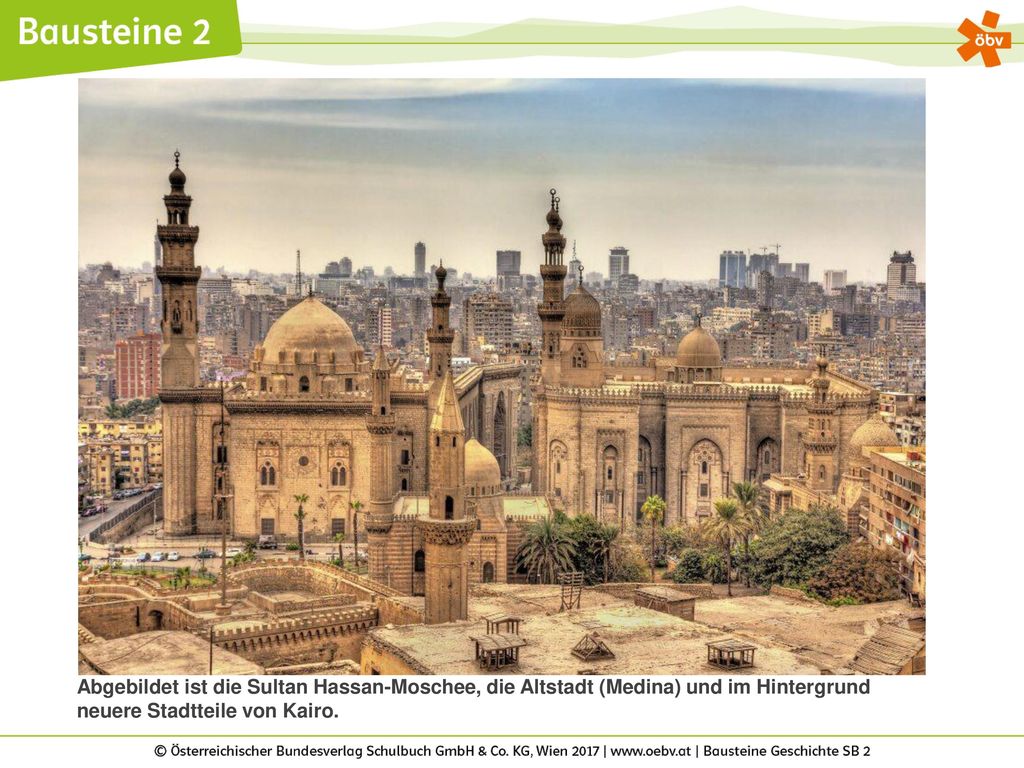 Abgebildet ist die Sultan Hassan-Moschee, die Altstadt (Medina) und im Hintergrund neuere Stadtteile von Kairo.