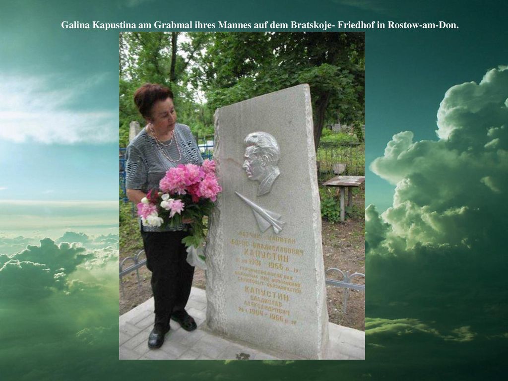 Galina Kapustina am Grabmal ihres Mannes auf dem Bratskoje- Friedhof in Rostow-am-Don.