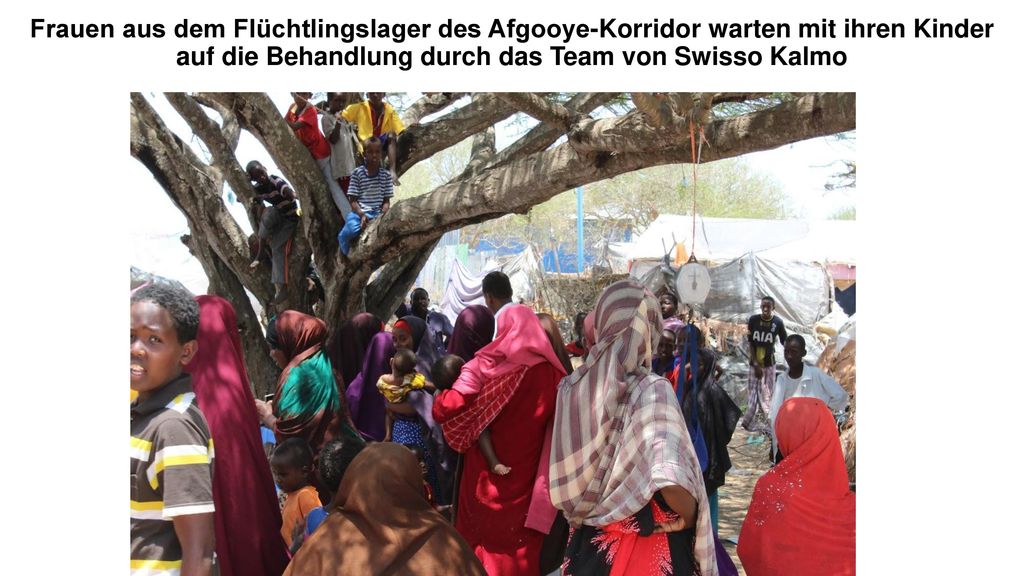Frauen aus dem Flüchtlingslager des Afgooye-Korridor warten mit ihren Kinder auf die Behandlung durch das Team von Swisso Kalmo