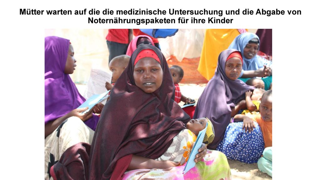Mütter warten auf die die medizinische Untersuchung und die Abgabe von Noternährungspaketen für ihre Kinder