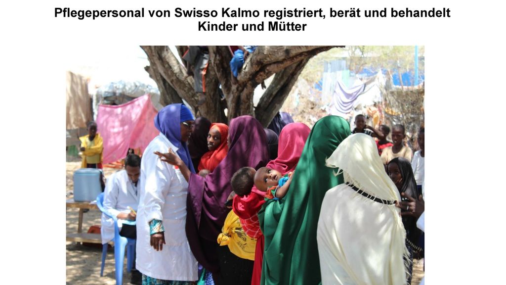 Pflegepersonal von Swisso Kalmo registriert, berät und behandelt Kinder und Mütter
