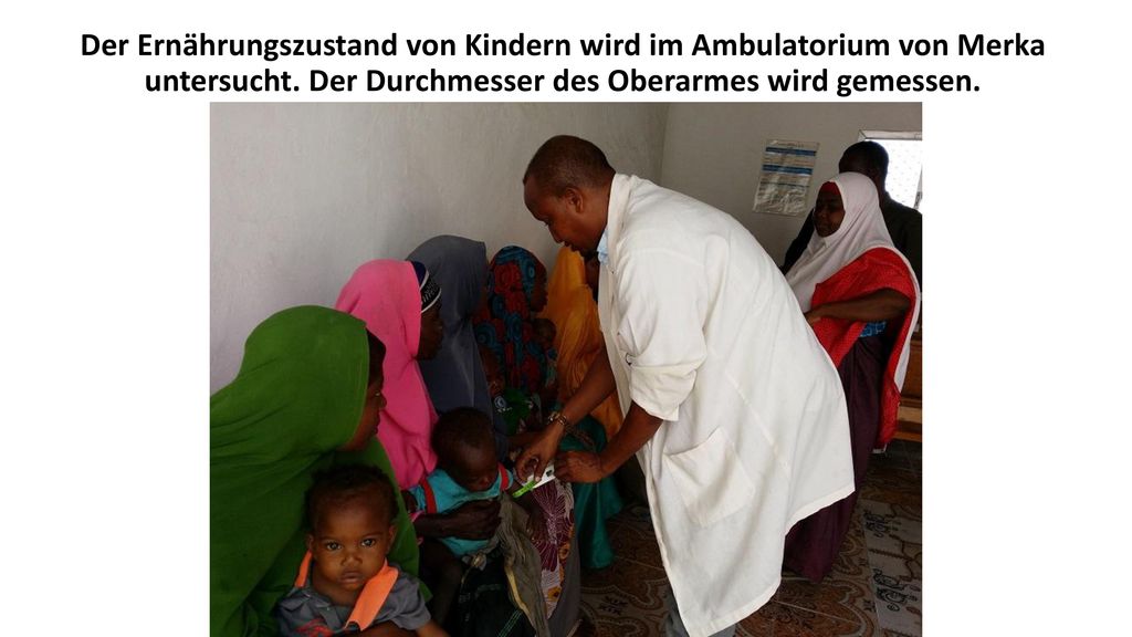 Der Ernährungszustand von Kindern wird im Ambulatorium von Merka untersucht.
