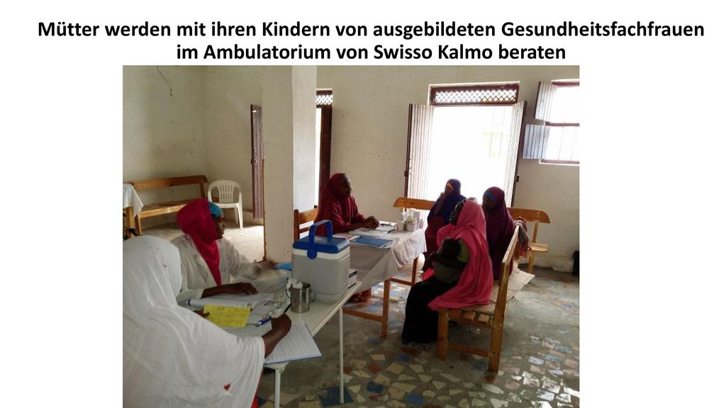 Mütter werden mit ihren Kindern von ausgebildeten Gesundheitsfachfrauen im Ambulatorium von Swisso Kalmo beraten