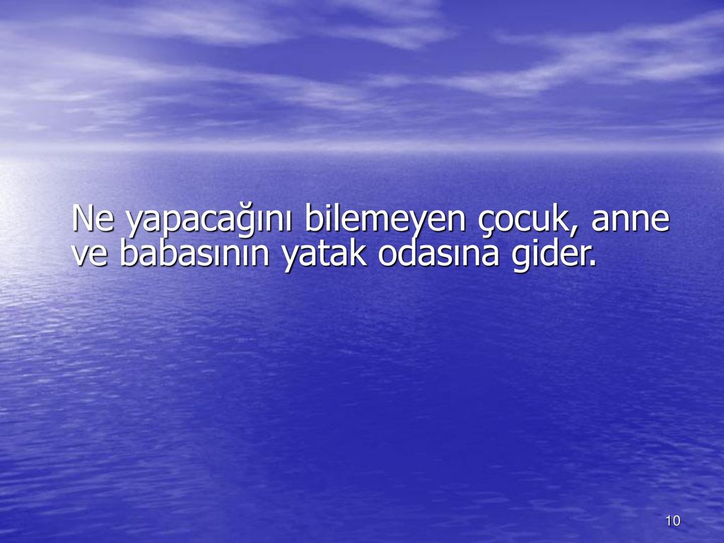 Ne yapacağını bilemeyen çocuk, anne ve babasının yatak odasına gider.