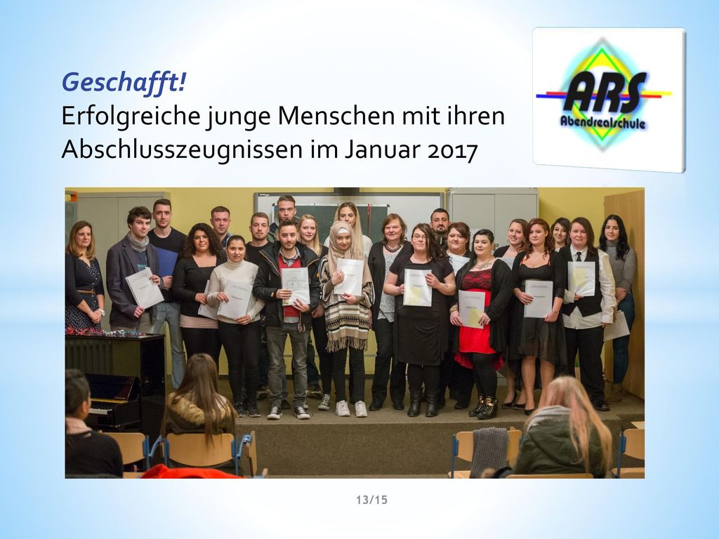 Geschafft! Erfolgreiche junge Menschen mit ihren Abschlusszeugnissen im Januar 2017