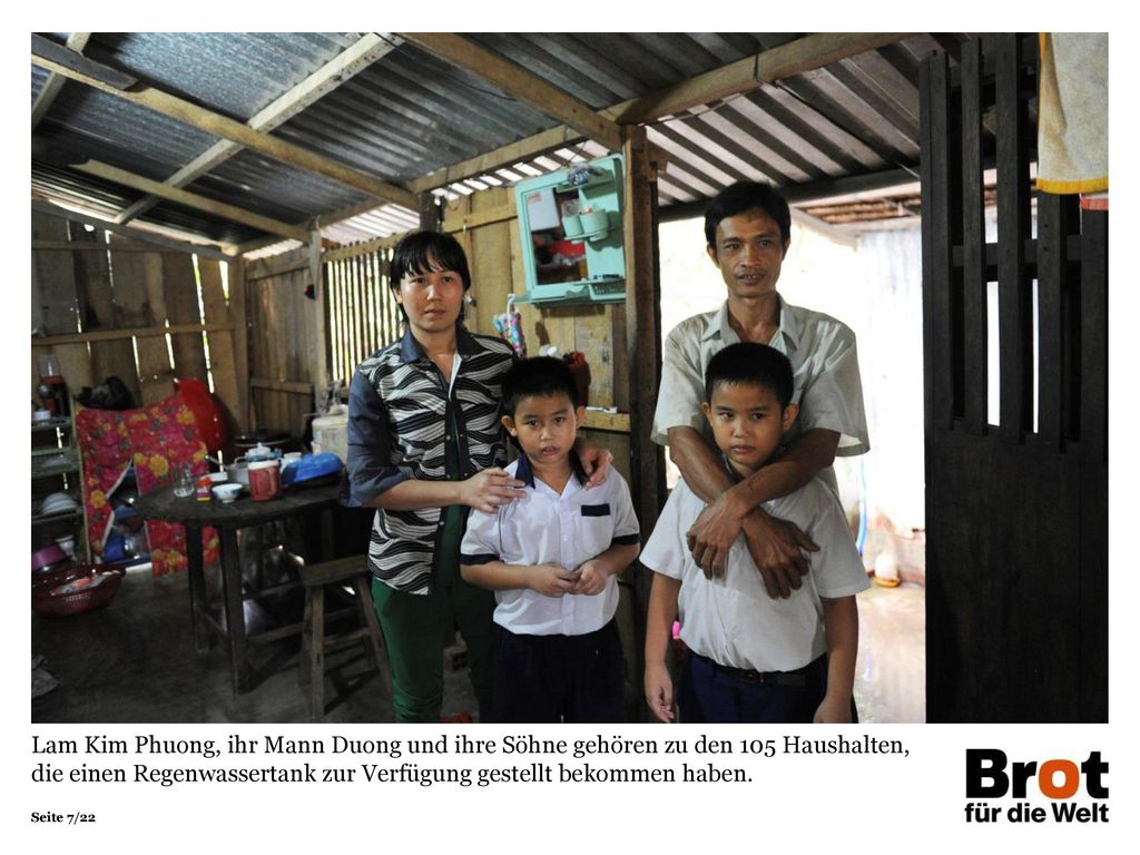 Lam Kim Phuong, ihr Mann Duong und ihre Söhne gehören zu den 105 Haushalten, die einen Regenwassertank zur Verfügung gestellt bekommen haben.