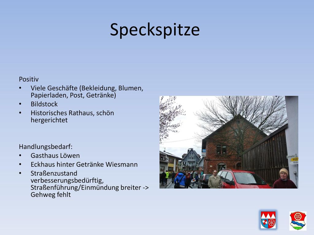 Speckspitze Positiv. Viele Geschäfte (Bekleidung, Blumen, Papierladen, Post, Getränke) Bildstock.