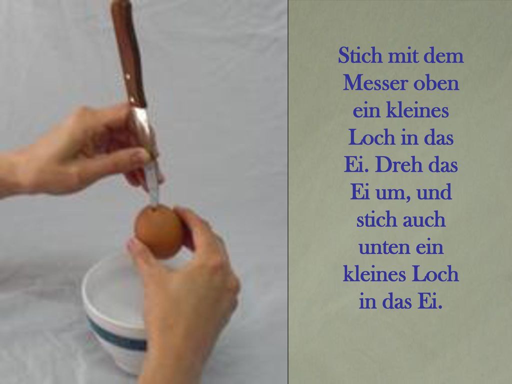 Stich mit dem Messer oben ein kleines Loch in das Ei