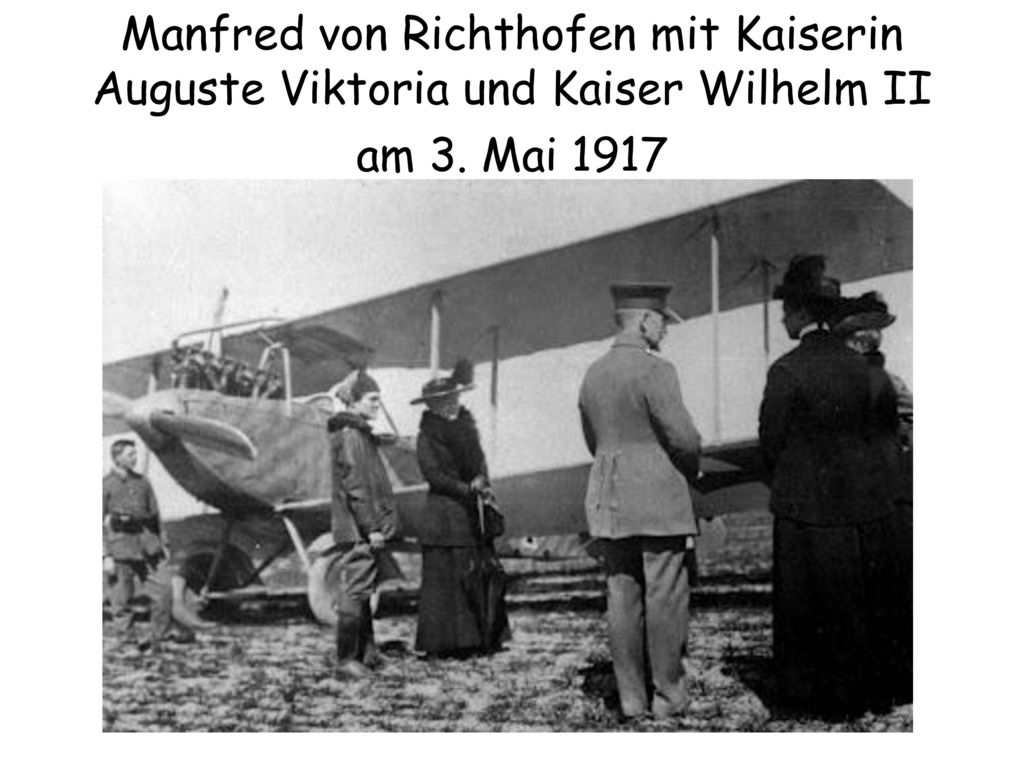 Manfred von Richthofen mit Kaiserin Auguste Viktoria und Kaiser Wilhelm II am 3. Mai 1917