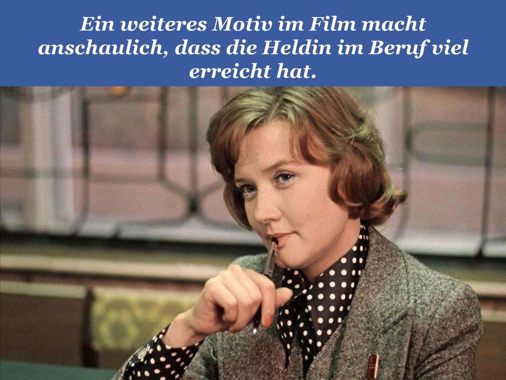 Ein weiteres Motiv im Film macht anschaulich, dass die Heldin im Beruf viel erreicht hat.
