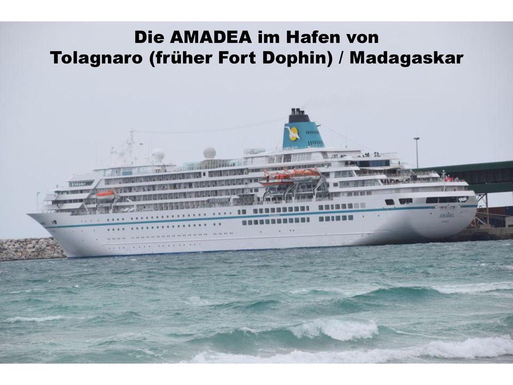 Die AMADEA im Hafen von Tolagnaro (früher Fort Dophin) / Madagaskar