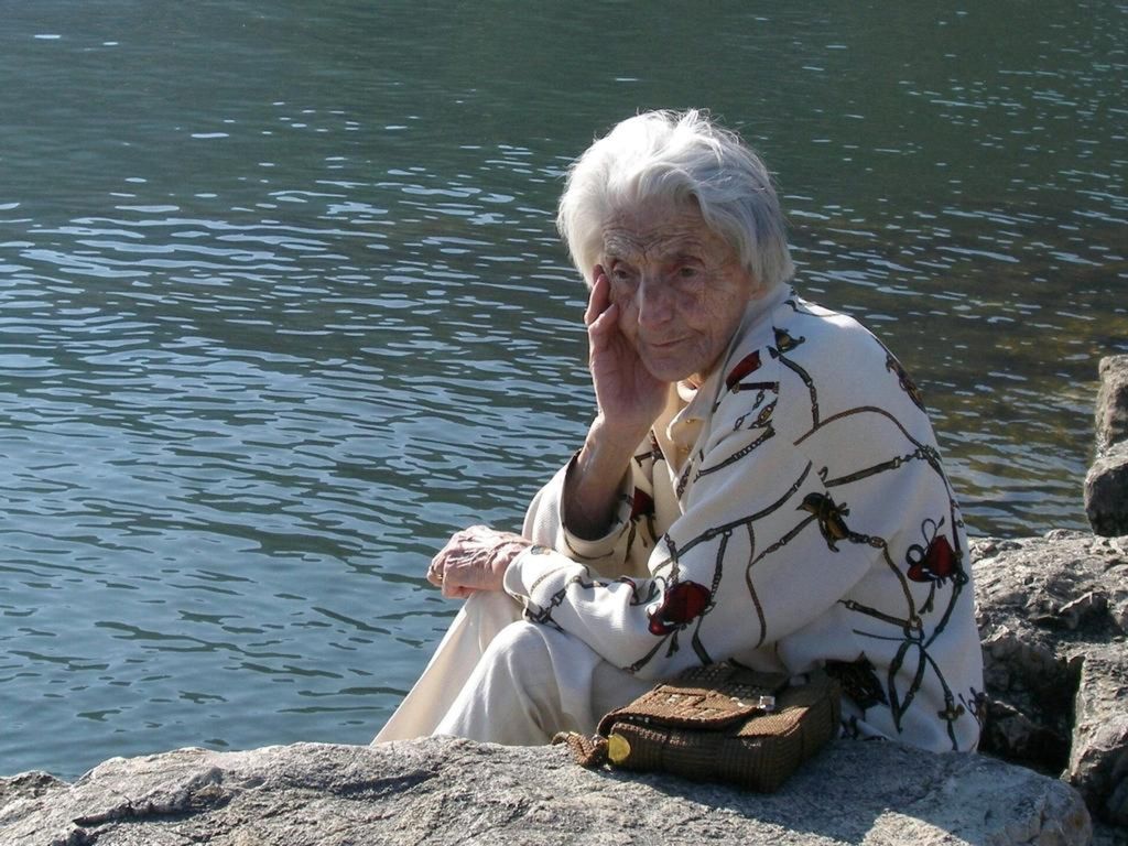 Eine Frau wurde gefragt: „Warum gehören Sie ausgerechnet dieser Kirche an Sie erwiderte: „Weil meine Mutter mich bei der Geburt in dieser Kirche taufen ließ. Der Prediger fragte weiter: „Hätte Ihre Mutter Sie buddhistisch taufen lassen, wären Sie dann heute Buddhistin „Ja, das ist durchaus möglich , stimmte die Frau ein wenig nachdenklich zu.
