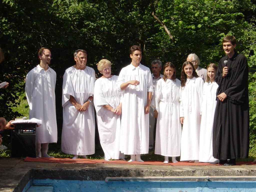Ein Auftrag, der uns alle angeht – überall auf der Welt, in allen Zeiten, unwiderruflich! So wichtig nimmt Jesus die Taufe. Und wir Christen Jeder Mensch ist gerufen, der Weisung Jesu zu entsprechen, jeder soll die Taufe an sich vollziehen lassen. Und in welcher äußeren Form So wie diese heilige Handlung von Jesus in der Gemeinde eingesetzt wurde.