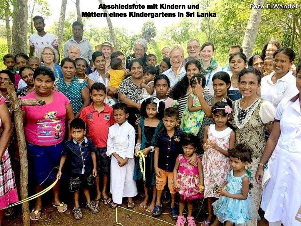 Abschiedsfoto mit Kindern und Müttern eines Kindergartens in Sri Lanka