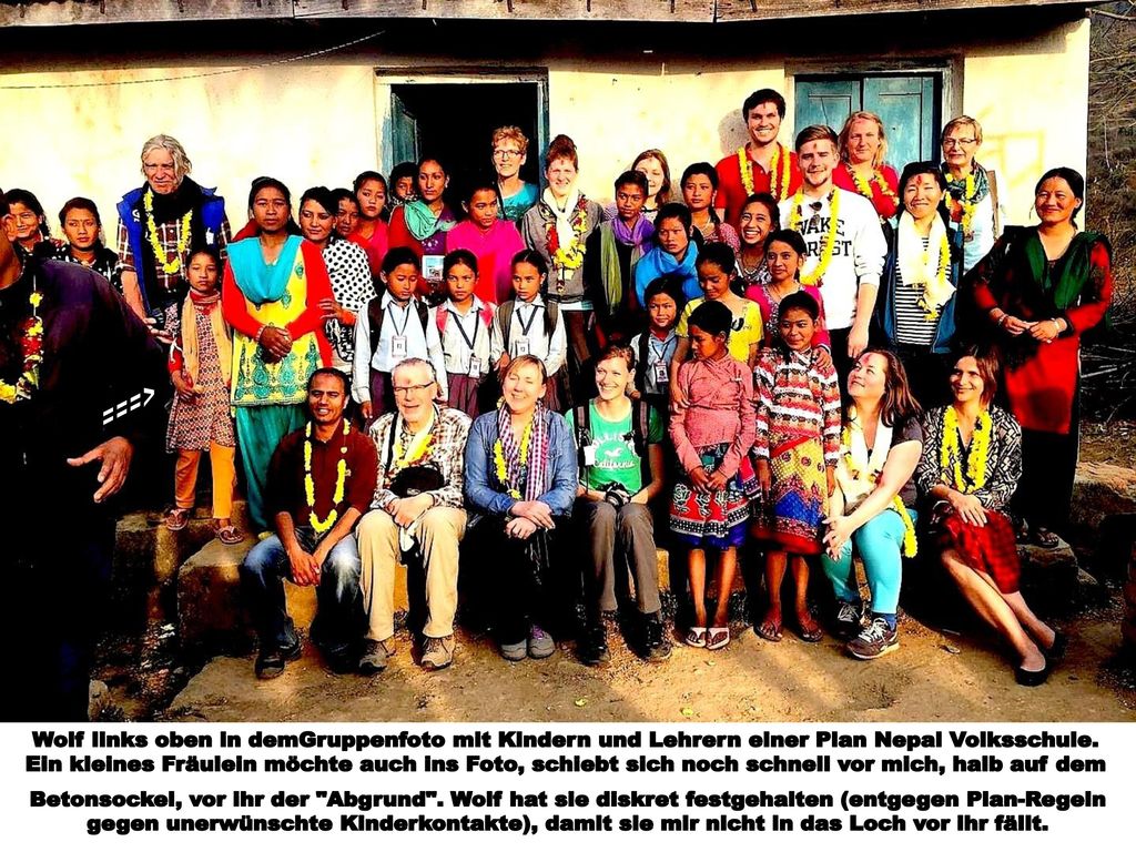 ===> Wolf links oben in demGruppenfoto mit Kindern und Lehrern einer Plan Nepal Volksschule.