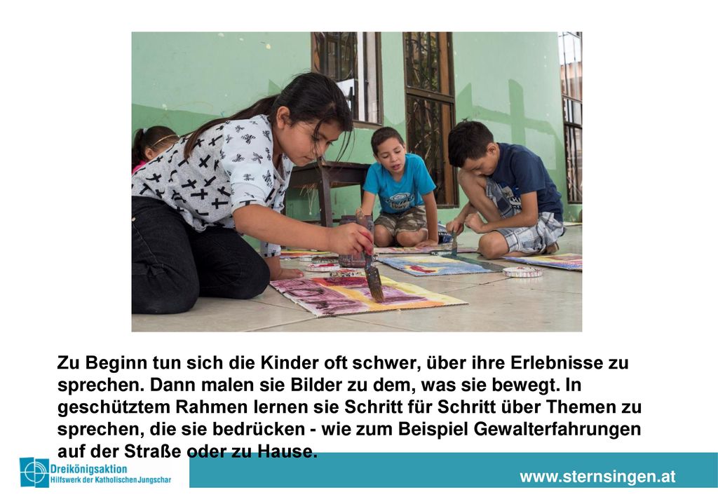 Zu Beginn tun sich die Kinder oft schwer, über ihre Erlebnisse zu sprechen. Dann malen sie Bilder zu dem, was sie bewegt. In geschütztem Rahmen lernen sie Schritt für Schritt über Themen zu sprechen, die sie bedrücken - wie zum Beispiel Gewalterfahrungen auf der Straße oder zu Hause.