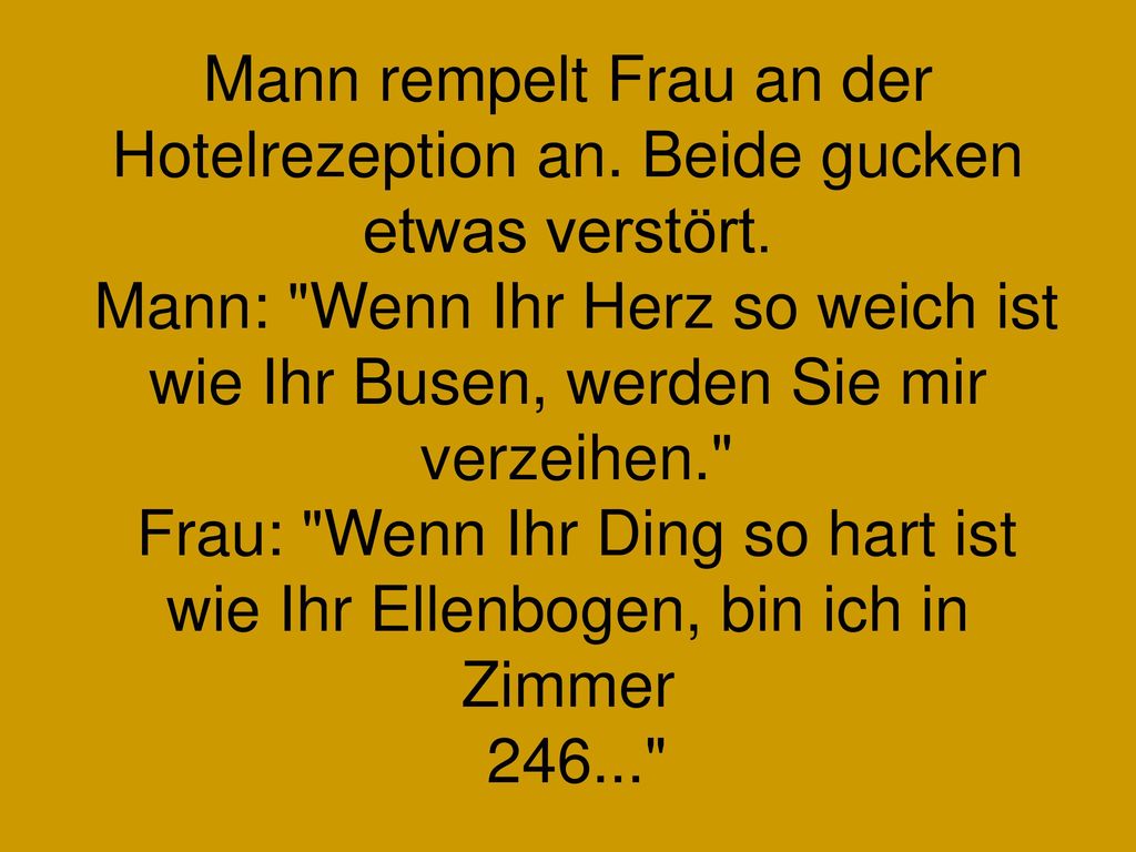 Mann rempelt Frau an der Hotelrezeption an. Beide gucken etwas verstört.