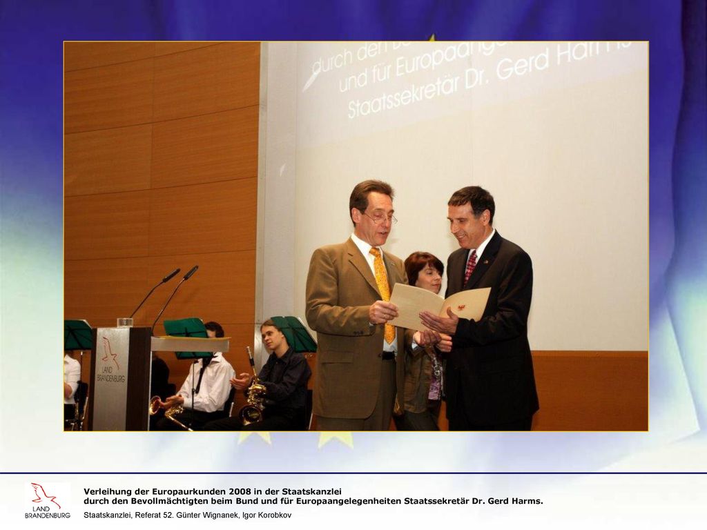 Verleihung der Europaurkunden 2008 in der Staatskanzlei durch den Bevollmächtigten beim Bund und für Europaangelegenheiten Staatssekretär Dr. Gerd Harms.