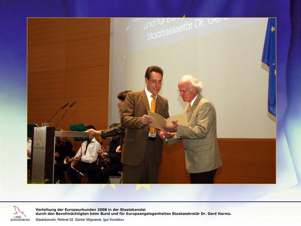 Verleihung der Europaurkunden 2008 in der Staatskanzlei durch den Bevollmächtigten beim Bund und für Europaangelegenheiten Staatssekretär Dr. Gerd Harms.