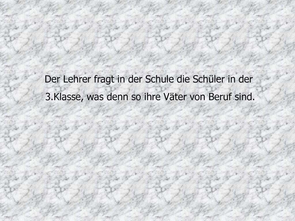 Der Lehrer fragt in der Schule die Schüler in der
