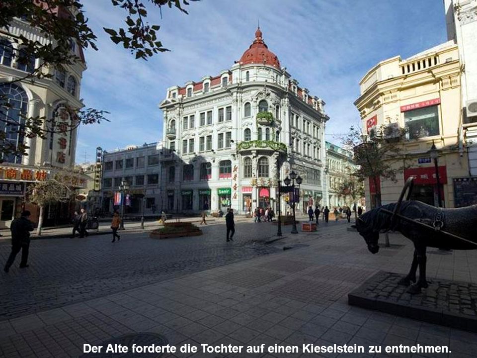 Der Alte forderte die Tochter auf einen Kieselstein zu entnehmen.