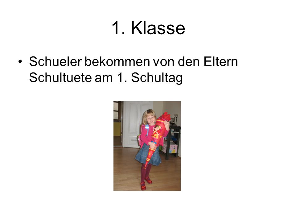 1. Klasse Schueler bekommen von den Eltern Schultuete am 1. Schultag