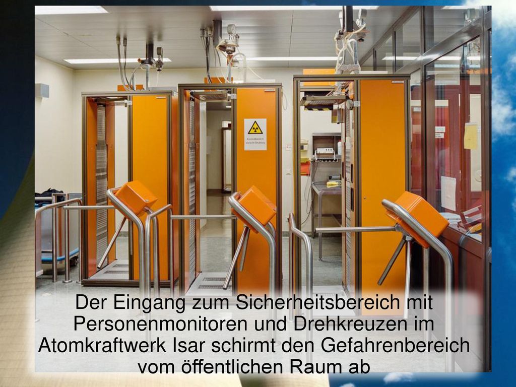 Der Eingang zum Sicherheitsbereich mit Personenmonitoren und Drehkreuzen im Atomkraftwerk Isar schirmt den Gefahrenbereich vom öffentlichen Raum ab