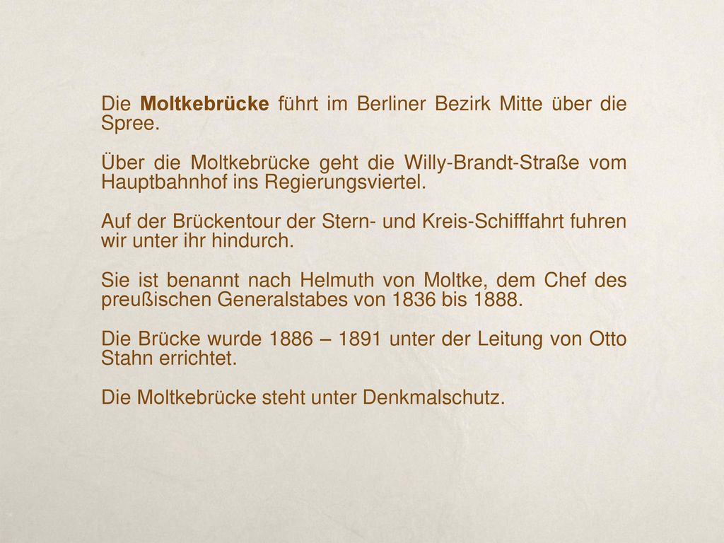 Die Moltkebrücke führt im Berliner Bezirk Mitte über die Spree